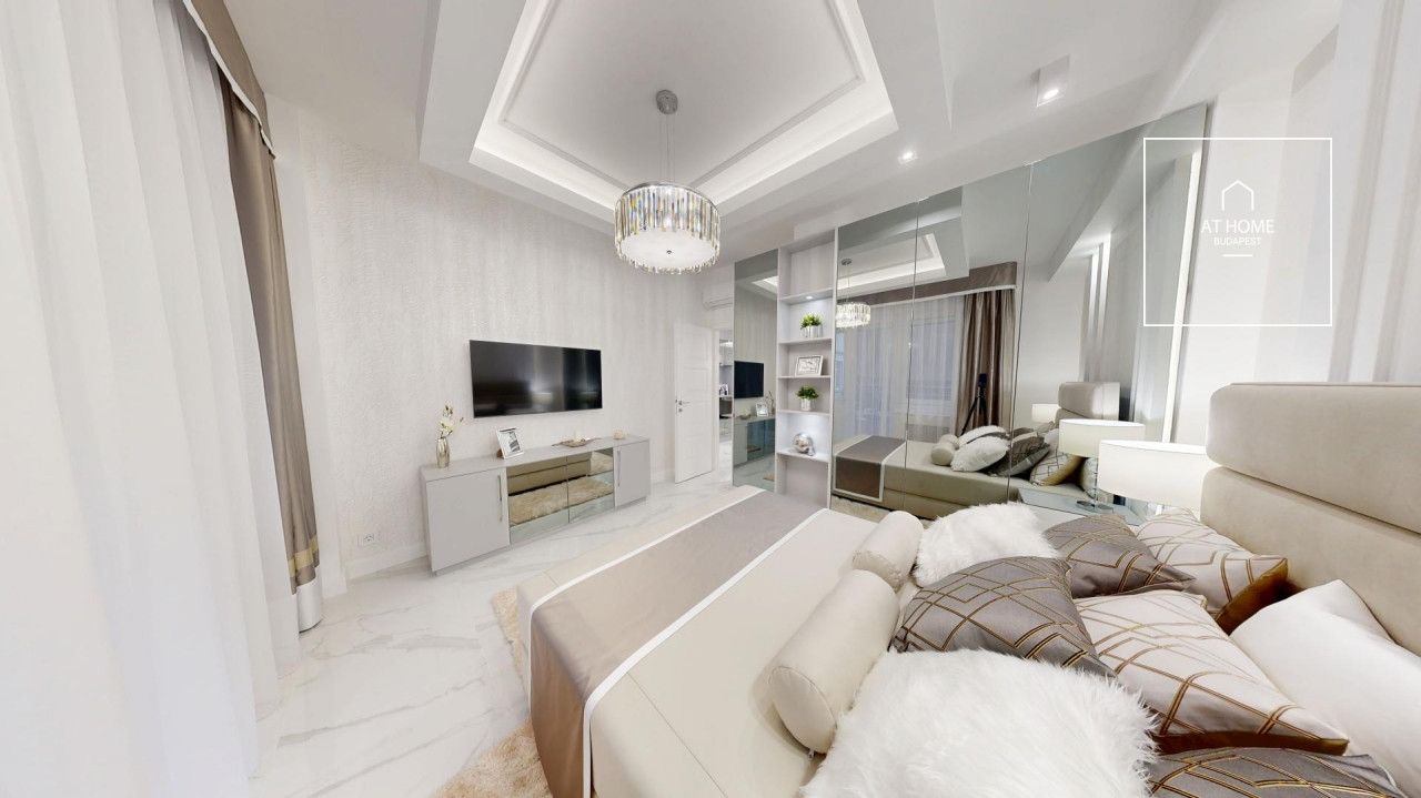 Renovated 100 sqm Luxury Apartment with 2 Balconies in District V, Downtown, Budapest