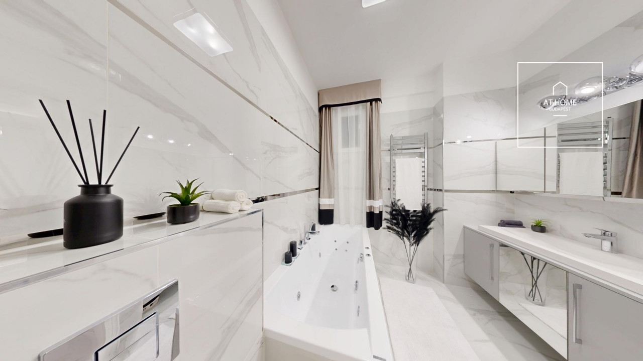 Renovated 100 sqm Luxury Apartment with 2 Balconies in District V, Downtown, Budapest