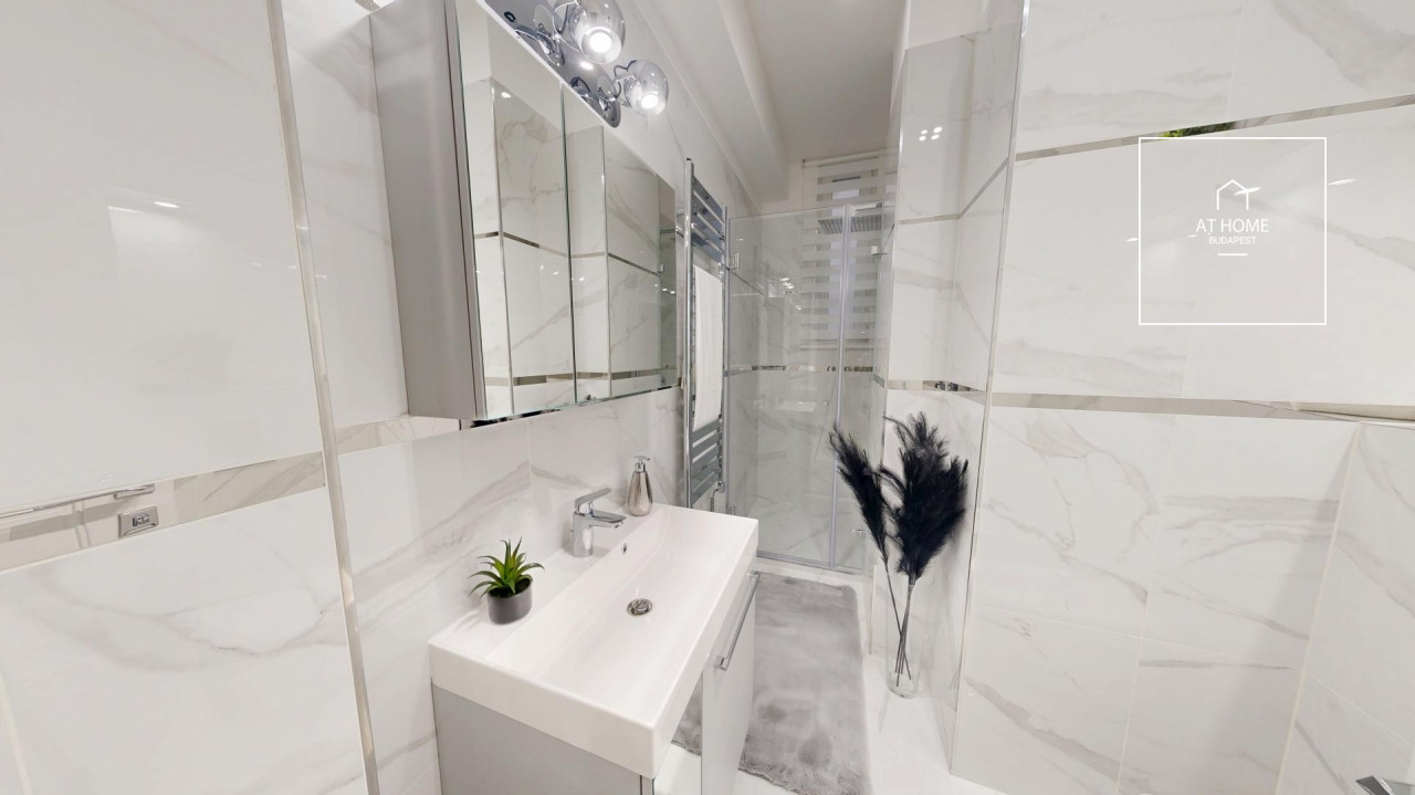 Renovated 100 sqm Luxury Apartment with 2 Balconies in District V, Downtown, Budapest