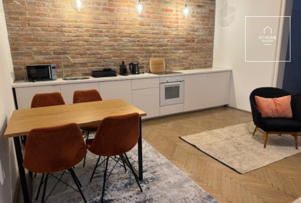 Fully-renovated 2-Bedroom Apartment for Rent in District VI