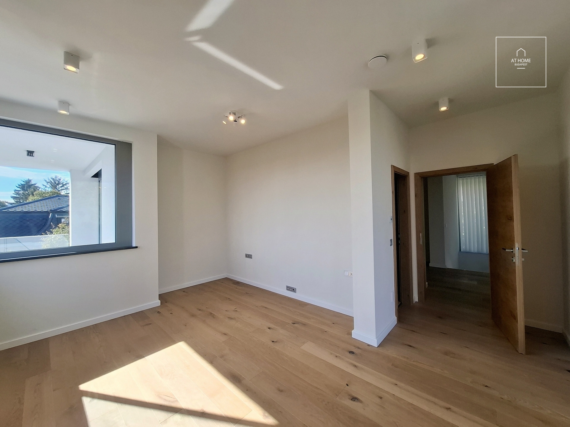 NEW-BUILD, ENERGY-EFFICIENT FAMILY HOME WITH A FOUR-CAR GARAGE, BORDERING NATURE