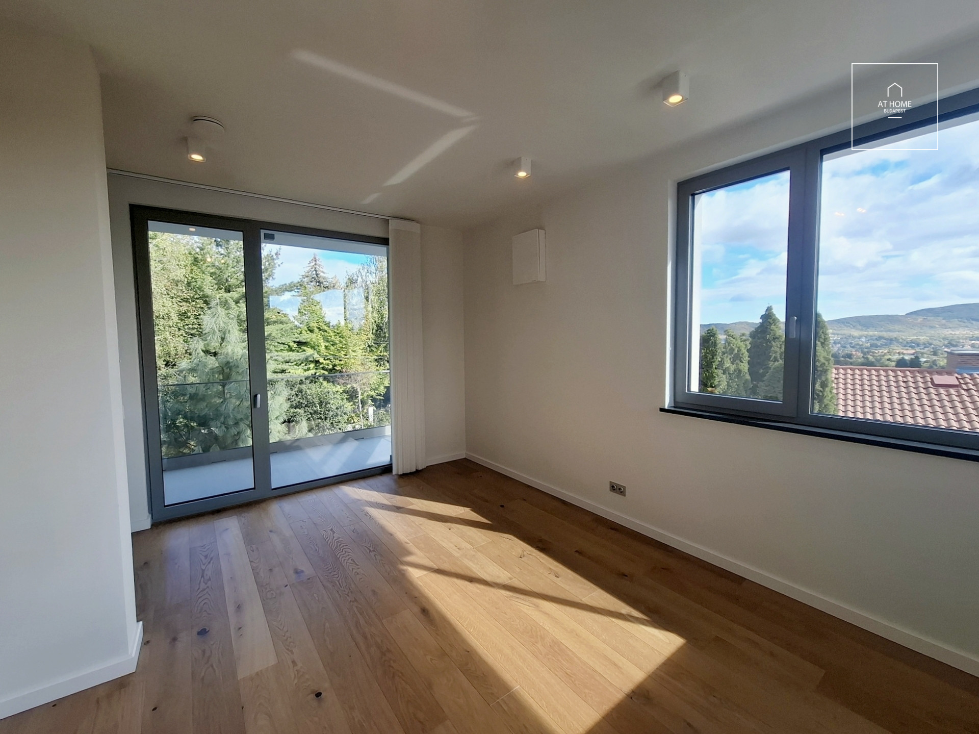 NEW-BUILD, ENERGY-EFFICIENT FAMILY HOME WITH A FOUR-CAR GARAGE, BORDERING NATURE