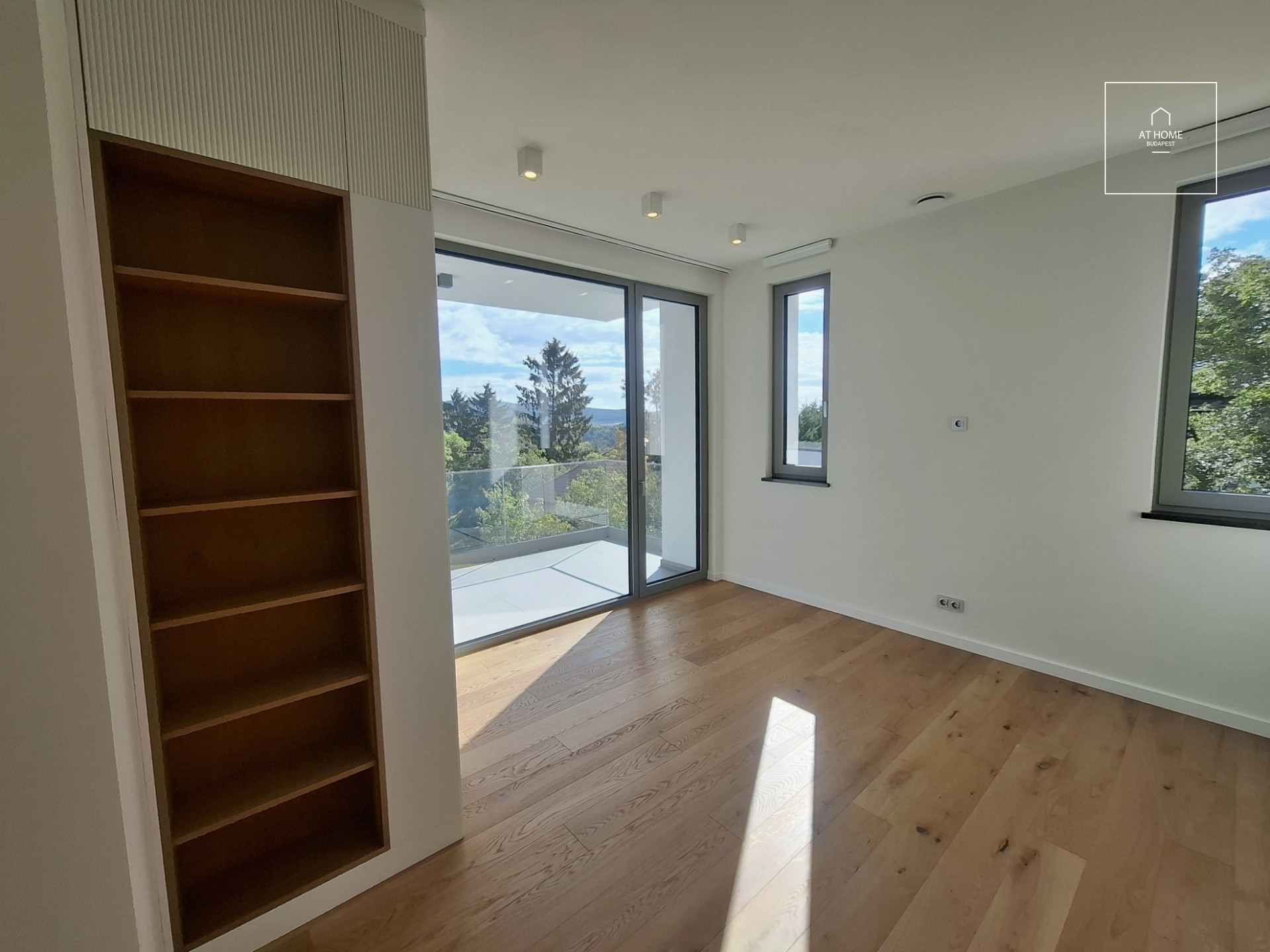 NEW-BUILD, ENERGY-EFFICIENT FAMILY HOME WITH A FOUR-CAR GARAGE, BORDERING NATURE