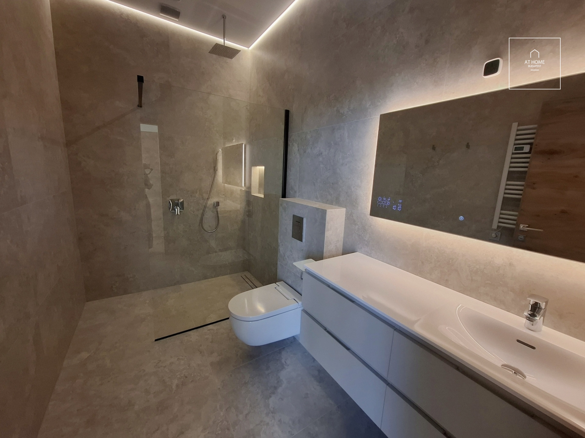 NEW-BUILD, ENERGY-EFFICIENT FAMILY HOME WITH A FOUR-CAR GARAGE, BORDERING NATURE