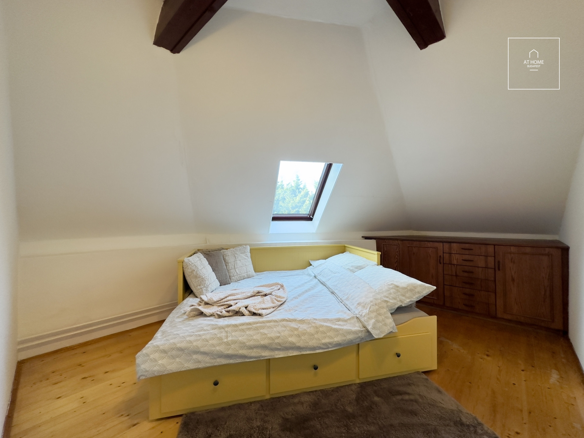 Attic apartment with a garage space in District II, Szemlőhegy