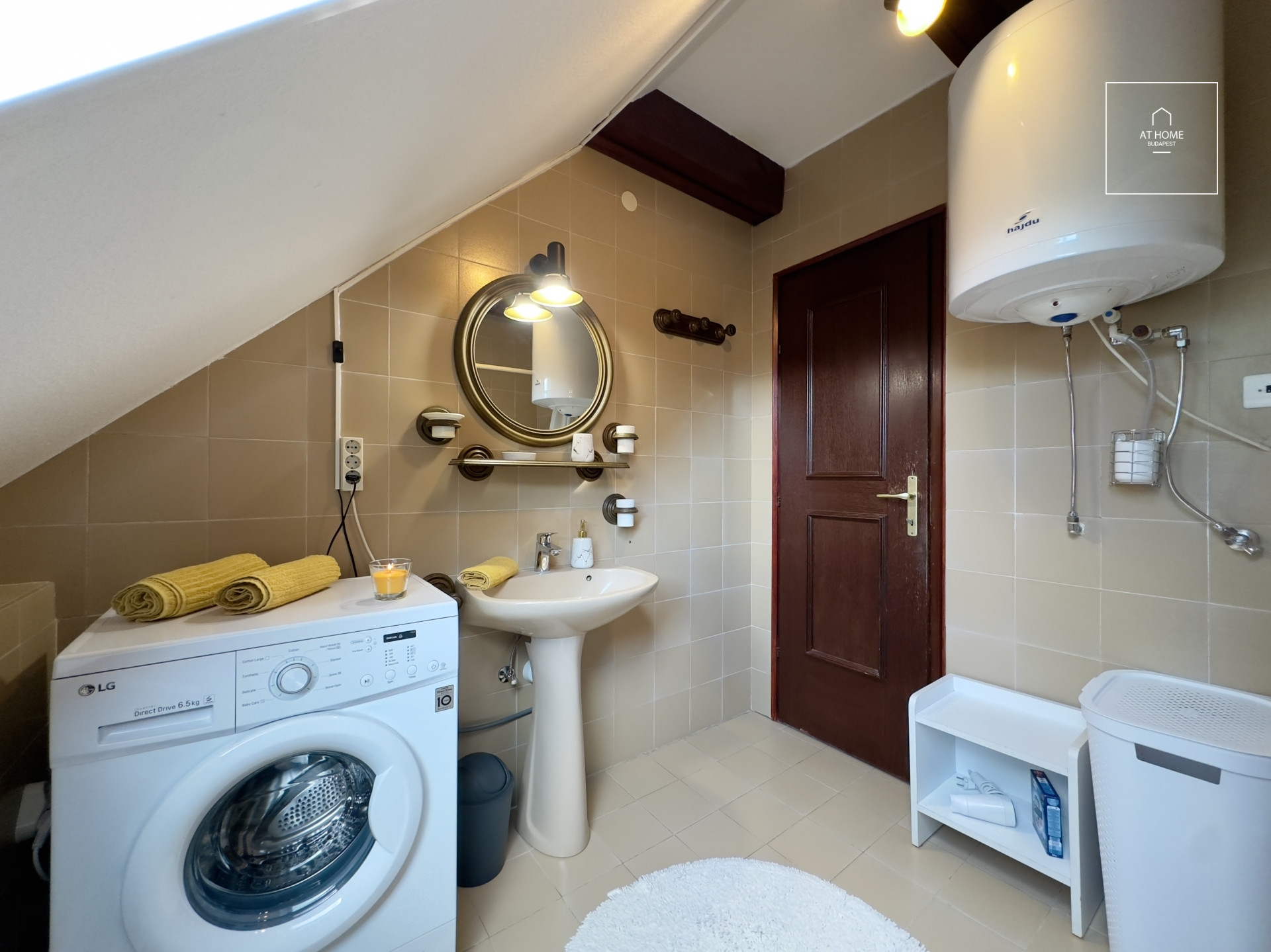 Attic apartment with a garage space in District II, Szemlőhegy