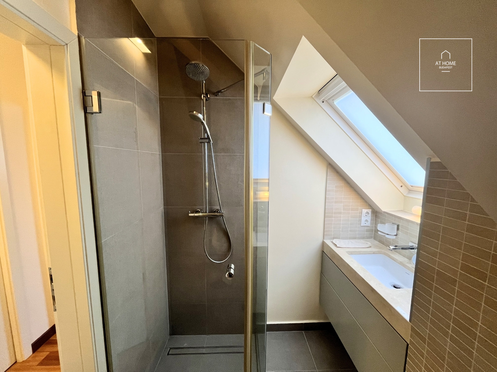 Four-bedroom Semi-Detached House for Rent in Virányos, District XII