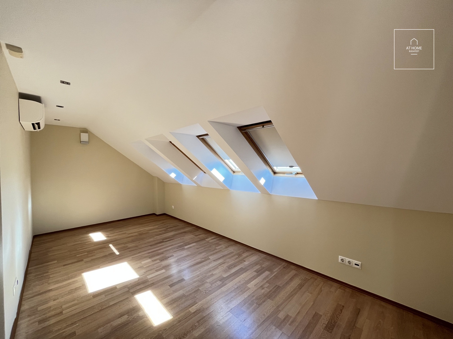 Two-story renovated apartment for rent in Budapest, District VI, Terézváros