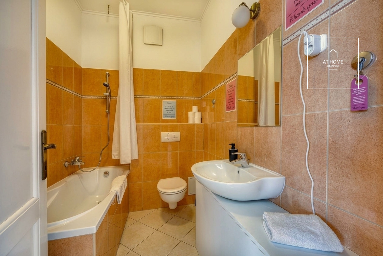 Modern garzonlakás eladó a VII. kerületben, a pezsgő Belvárosban