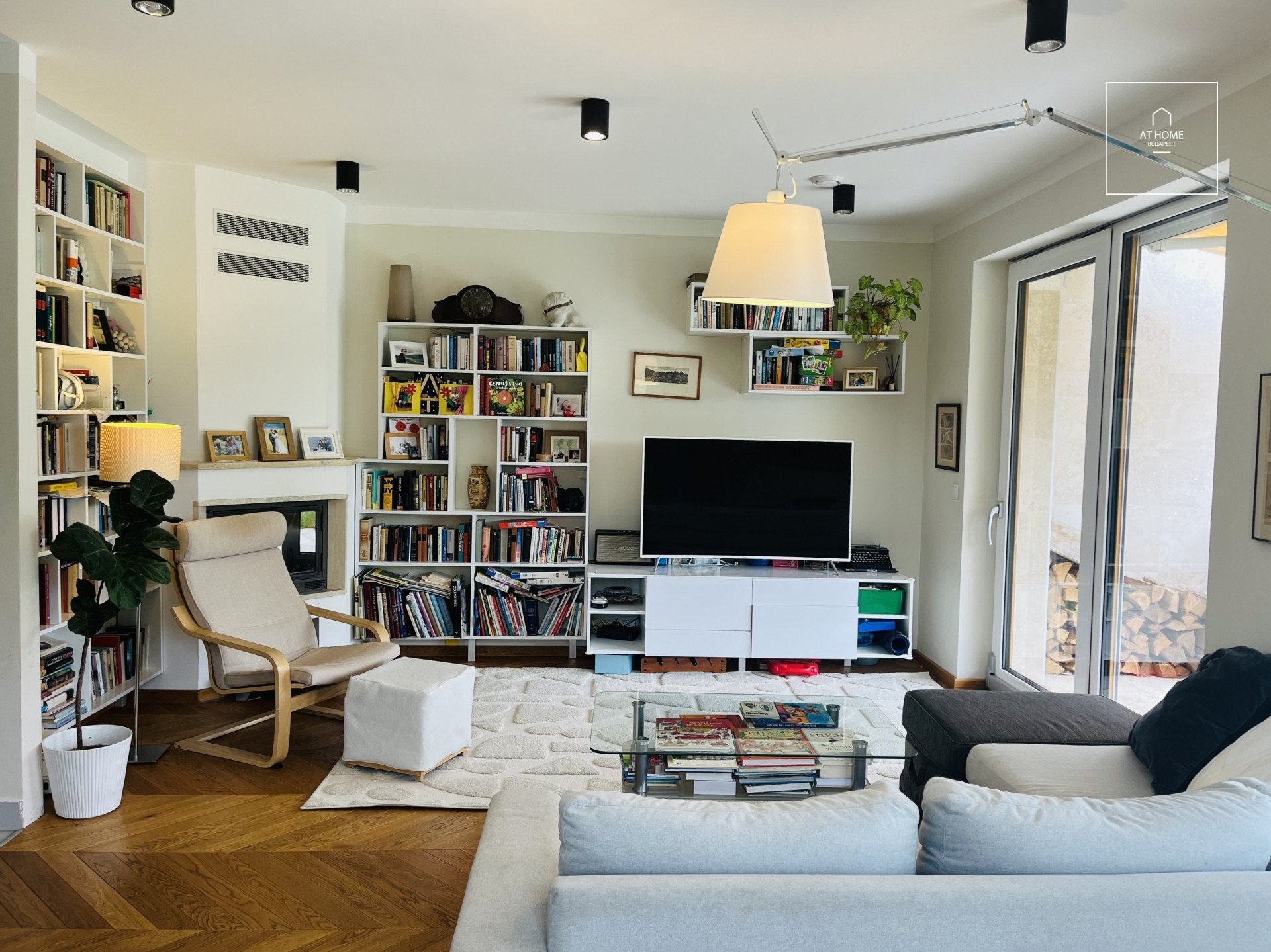 Modern Family Home with Private Garden in District III