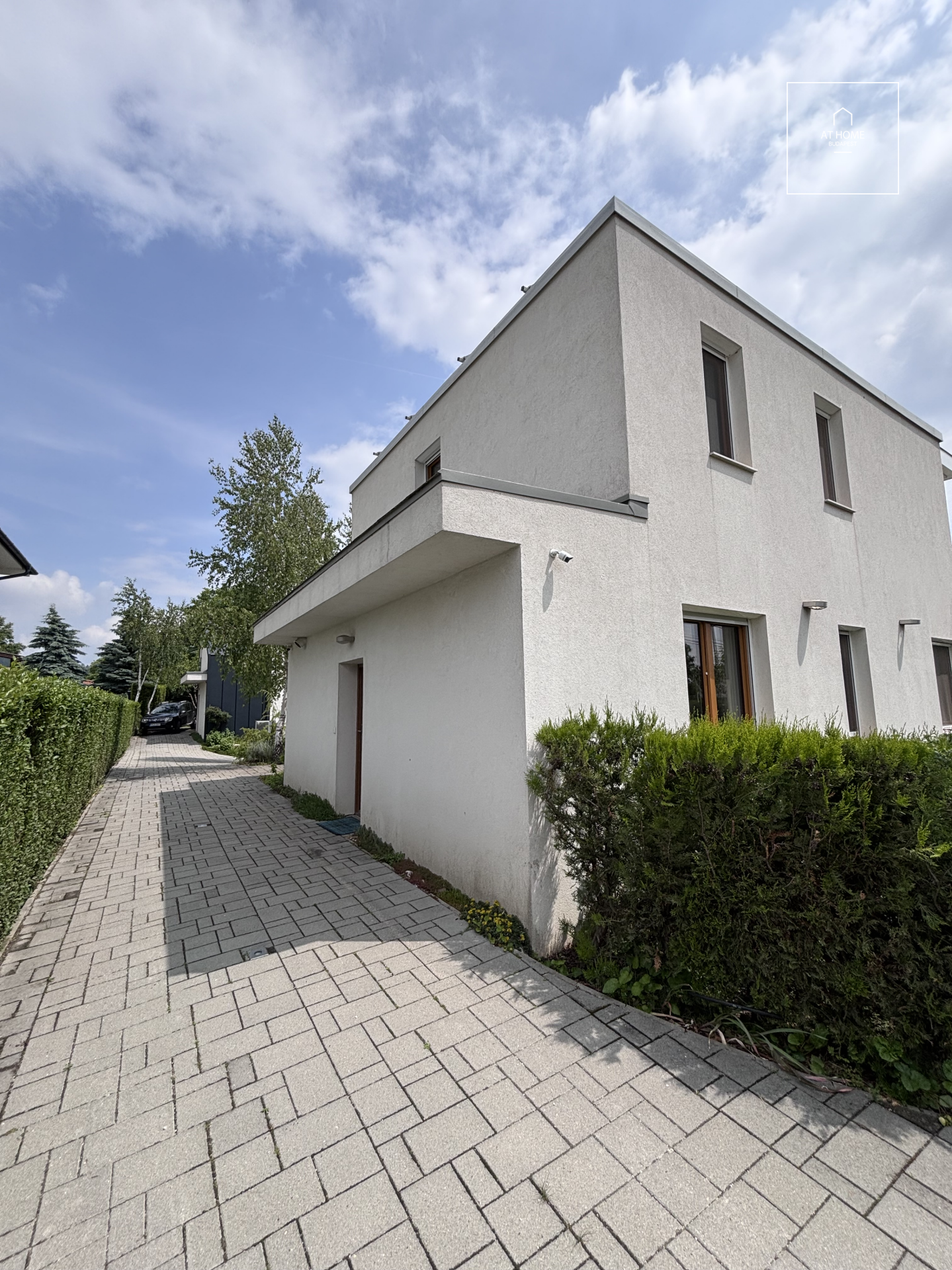 Modern, kertkapcsolatos családi ház a III. kerületben