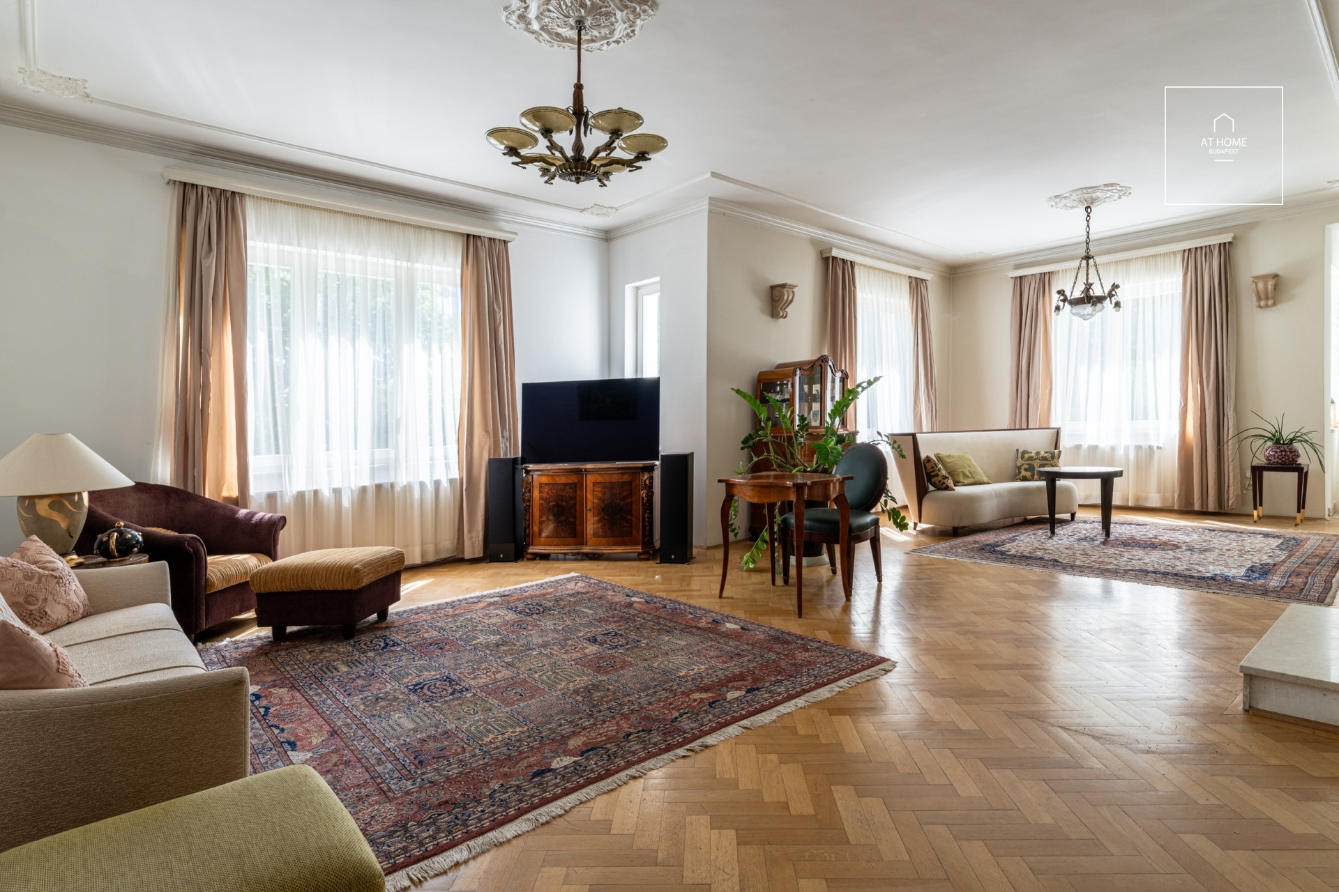Klasszikus nagypolgári villa ősfás saroktelken Kissvábhegyen