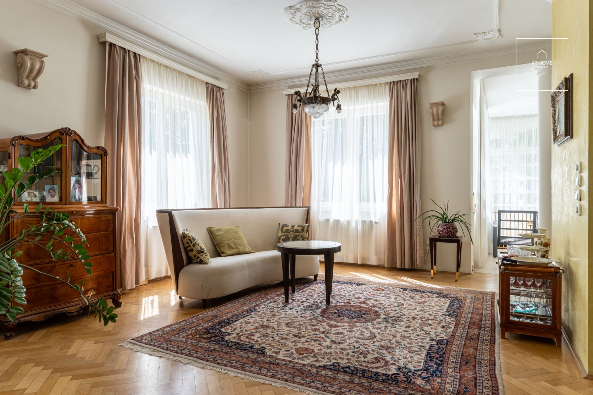 Klasszikus nagypolgári villa ősfás saroktelken Kissvábhegyen