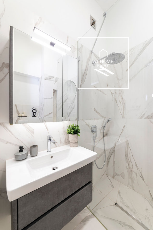 Renovated 68 sqm, 2-bedroom downtown apartment near the Basilica