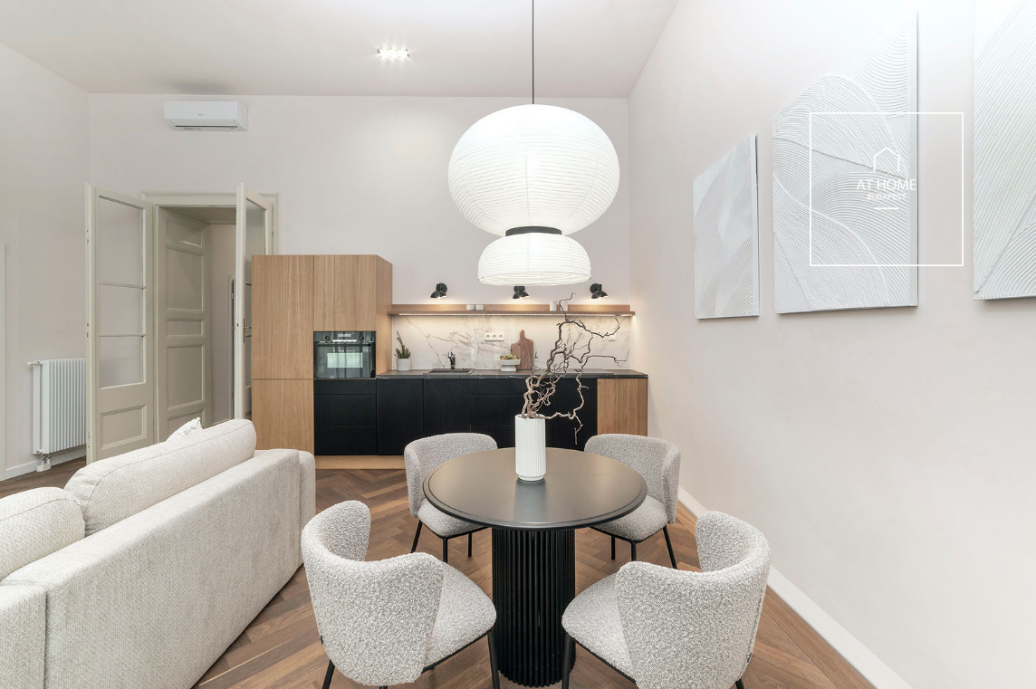 Renovated 68 sqm, 2-bedroom downtown apartment near the Basilica