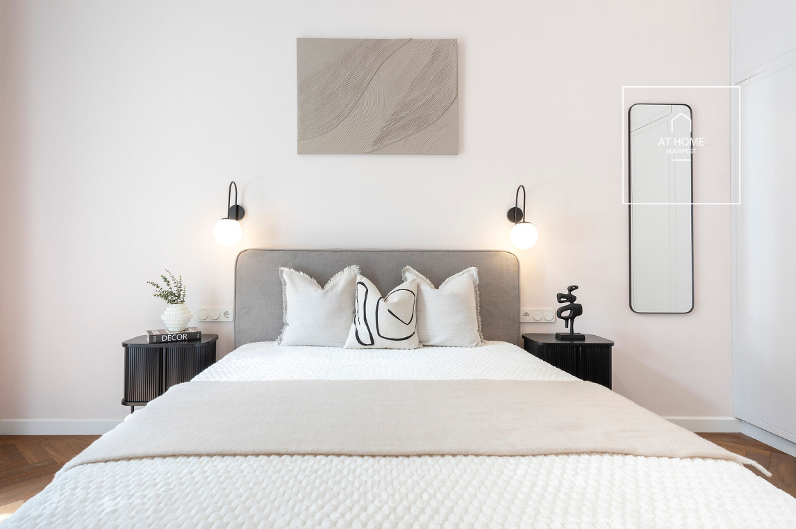 Renovated 68 sqm, 2-bedroom downtown apartment near the Basilica