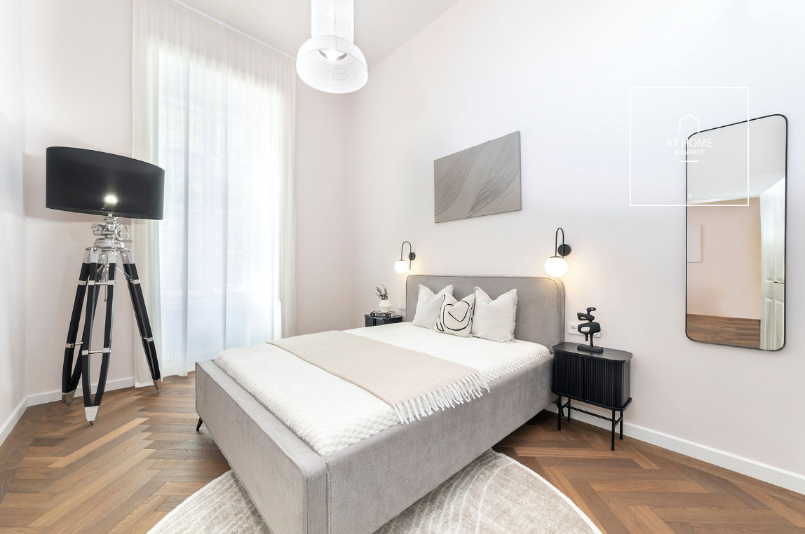 Renovated 68 sqm, 2-bedroom downtown apartment near the Basilica