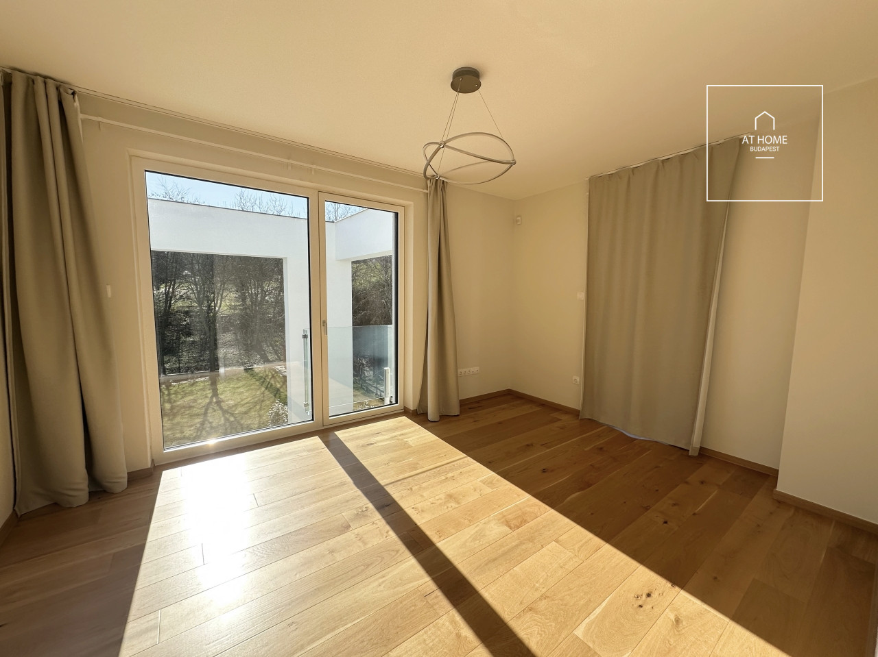 Minimalista stílusú 3 szintes családi ház III. kerület, Csúcshegy