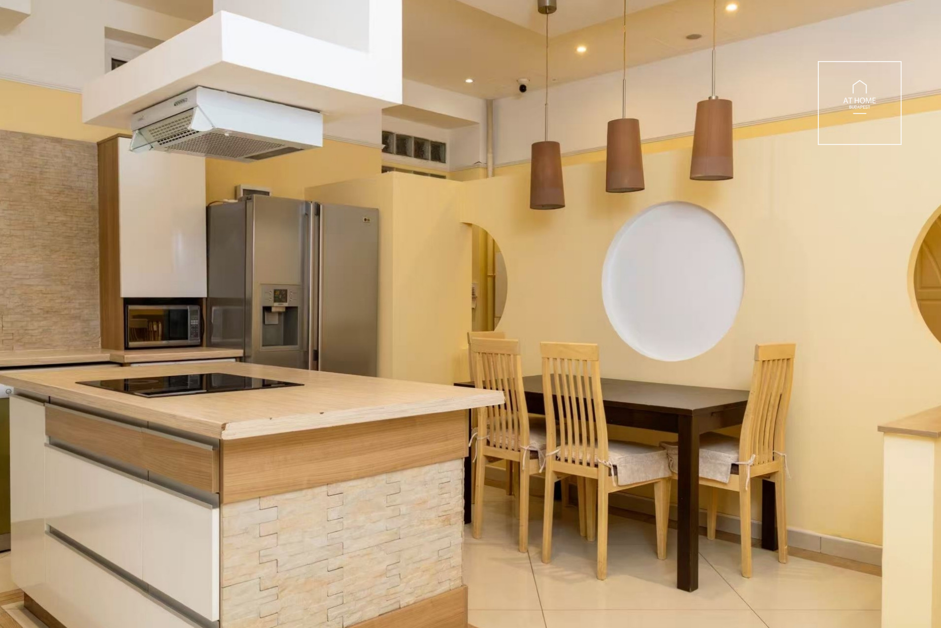 ELEGANT 2-BEDROOM APARTMENT WITH A BALCONY IN BUDAPEST\'S DISTRICT VII
