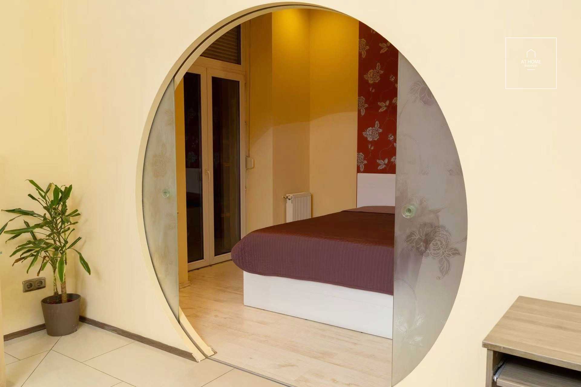 ELEGANT 2-BEDROOM APARTMENT WITH A BALCONY IN BUDAPEST\'S DISTRICT VII