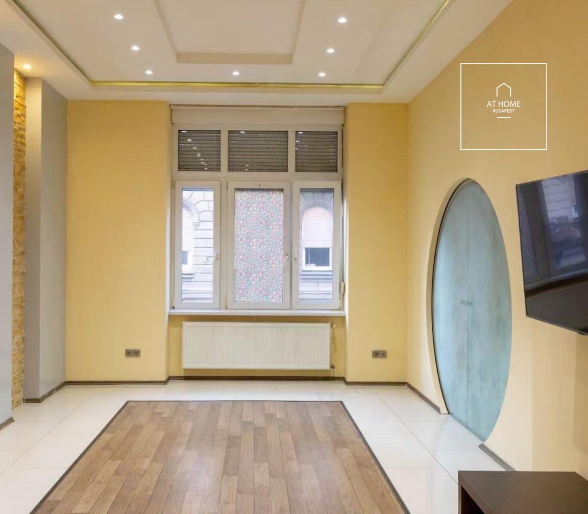 ELEGANT 2-BEDROOM APARTMENT WITH A BALCONY IN BUDAPEST\'S DISTRICT VII