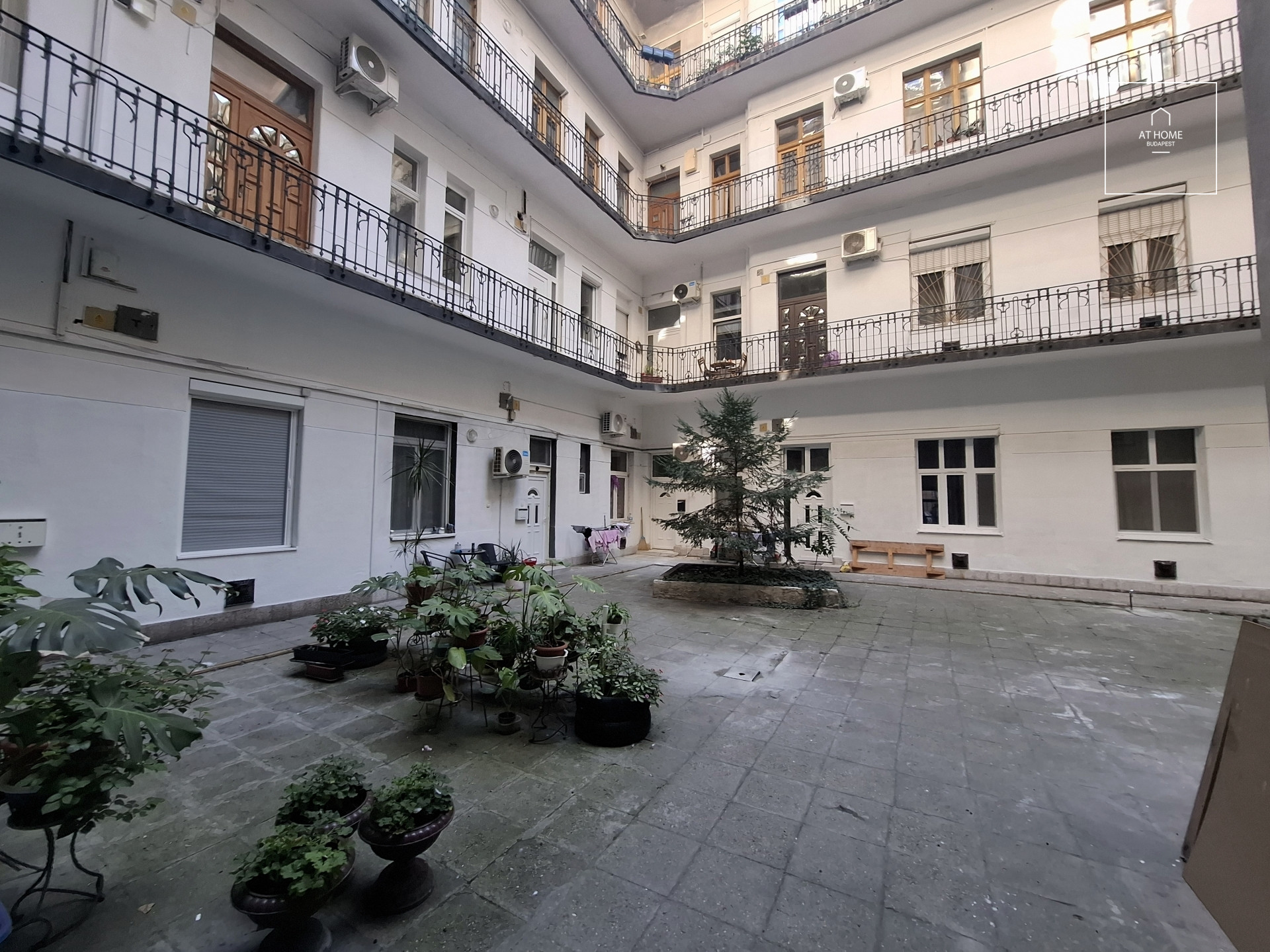 ELEGANT 2-BEDROOM APARTMENT WITH A BALCONY IN BUDAPEST\'S DISTRICT VII