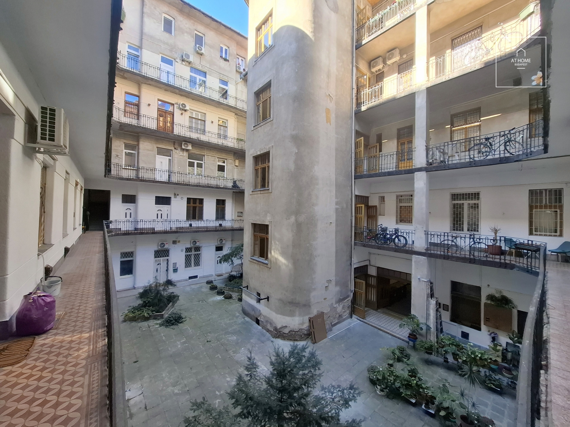 ELEGANT 2-BEDROOM APARTMENT WITH A BALCONY IN BUDAPEST\'S DISTRICT VII