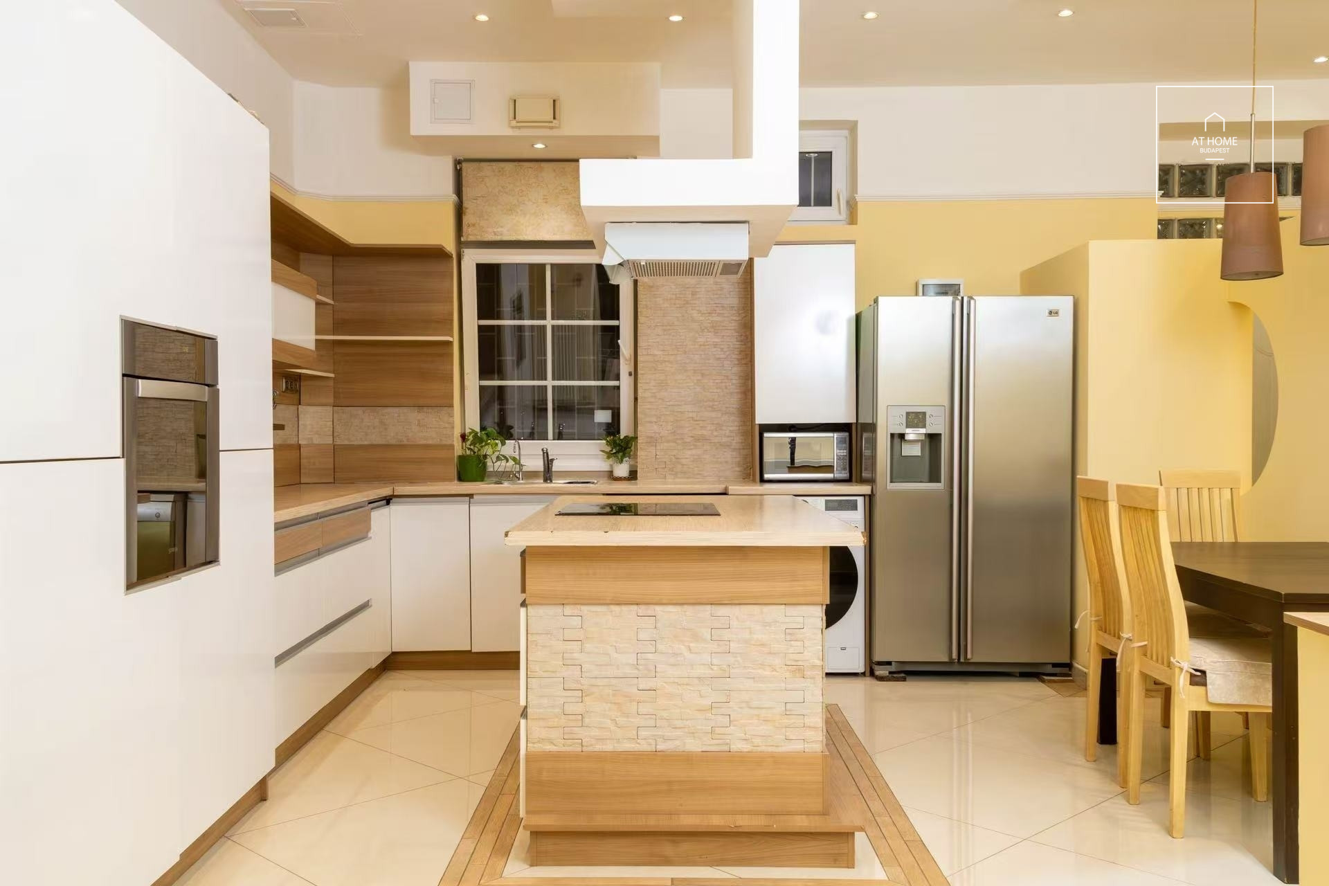 ELEGANT 2-BEDROOM APARTMENT WITH A BALCONY IN BUDAPEST\'S DISTRICT VII
