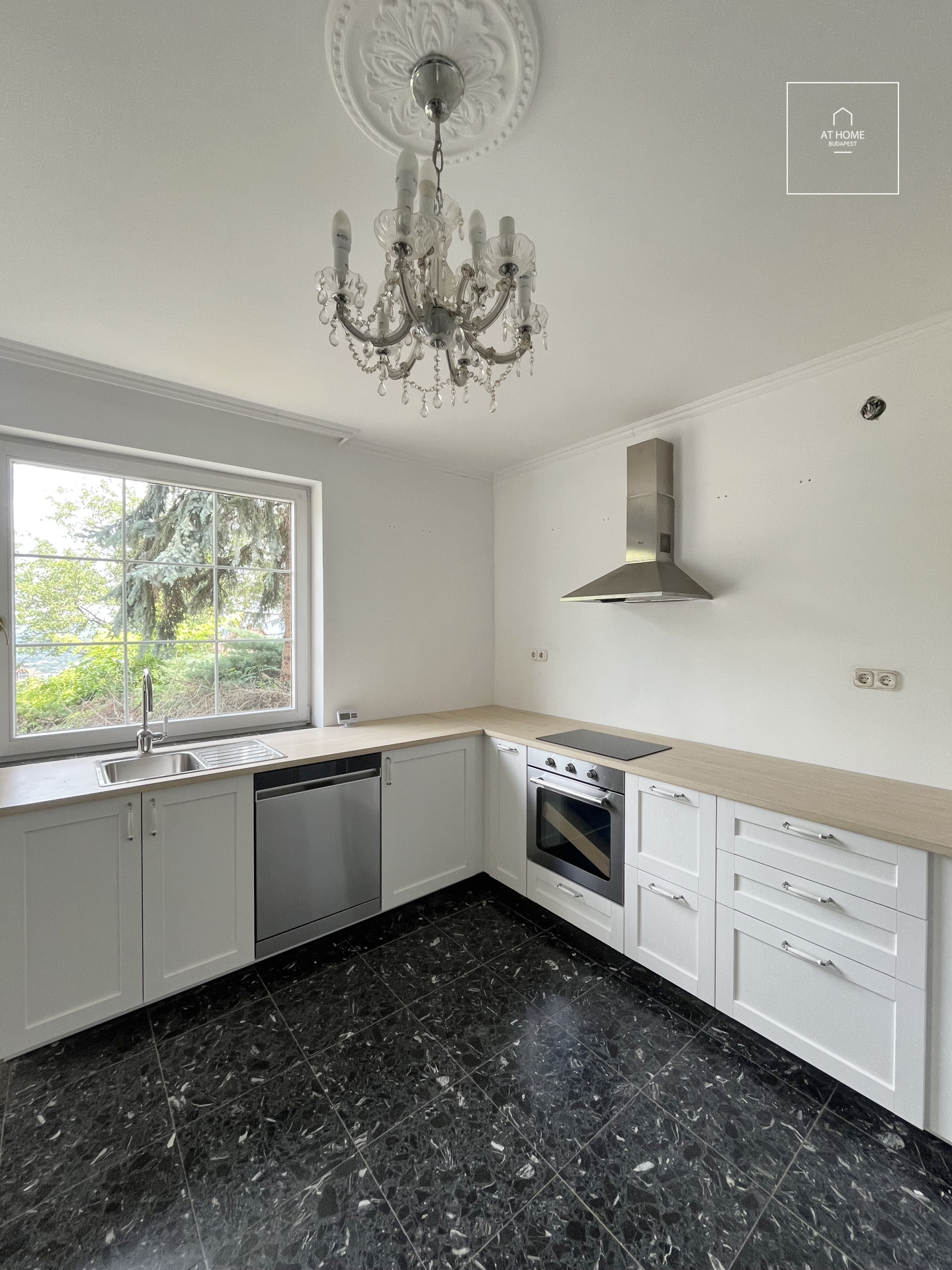 Panoramic Semi-Detached Villa in Testvérhegy – Spacious Interiors and a Peaceful Green Environment, Budapest, 3rd district