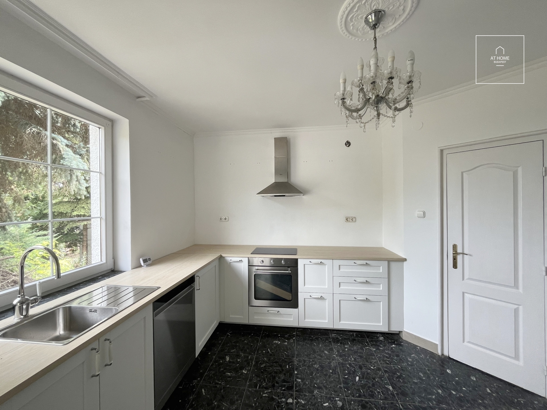 Panoramic Semi-Detached Villa in Testvérhegy – Spacious Interiors and a Peaceful Green Environment, Budapest, 3rd district