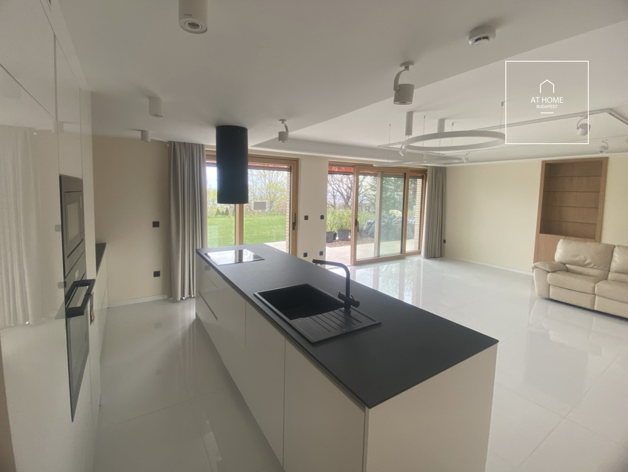 Newly built 3-bedroom ground-floor apartment with garden access in District XII, Istenhegy