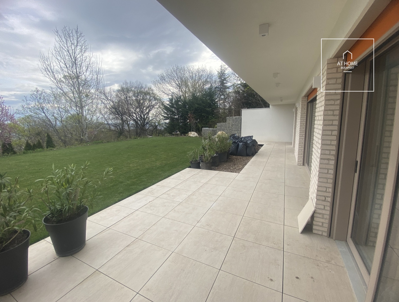 Newly built 3-bedroom ground-floor apartment with garden access in District XII, Istenhegy