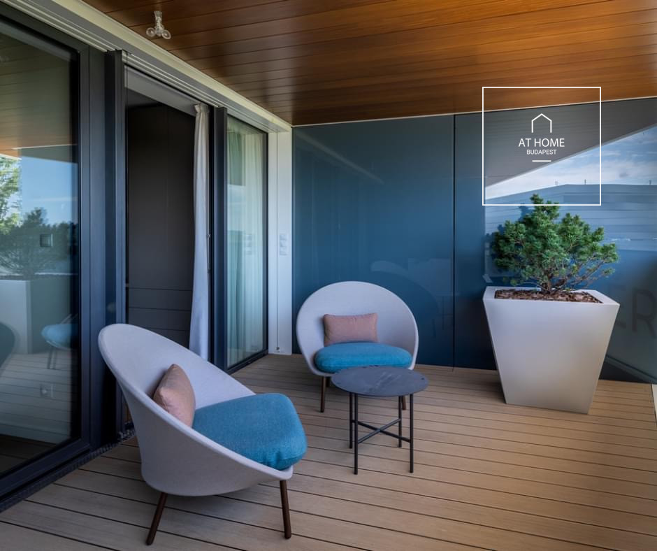 A three-bedroom luxury apartment with a panoramic view of the Danube is available for rent in the 13th district of Budapest, Vizafogo