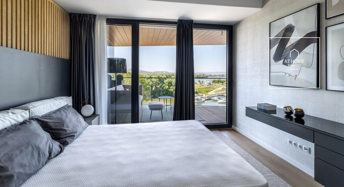 A three-bedroom luxury apartment with a panoramic view of the Danube is available for rent in the 13th district of Budapest, Vizafogo