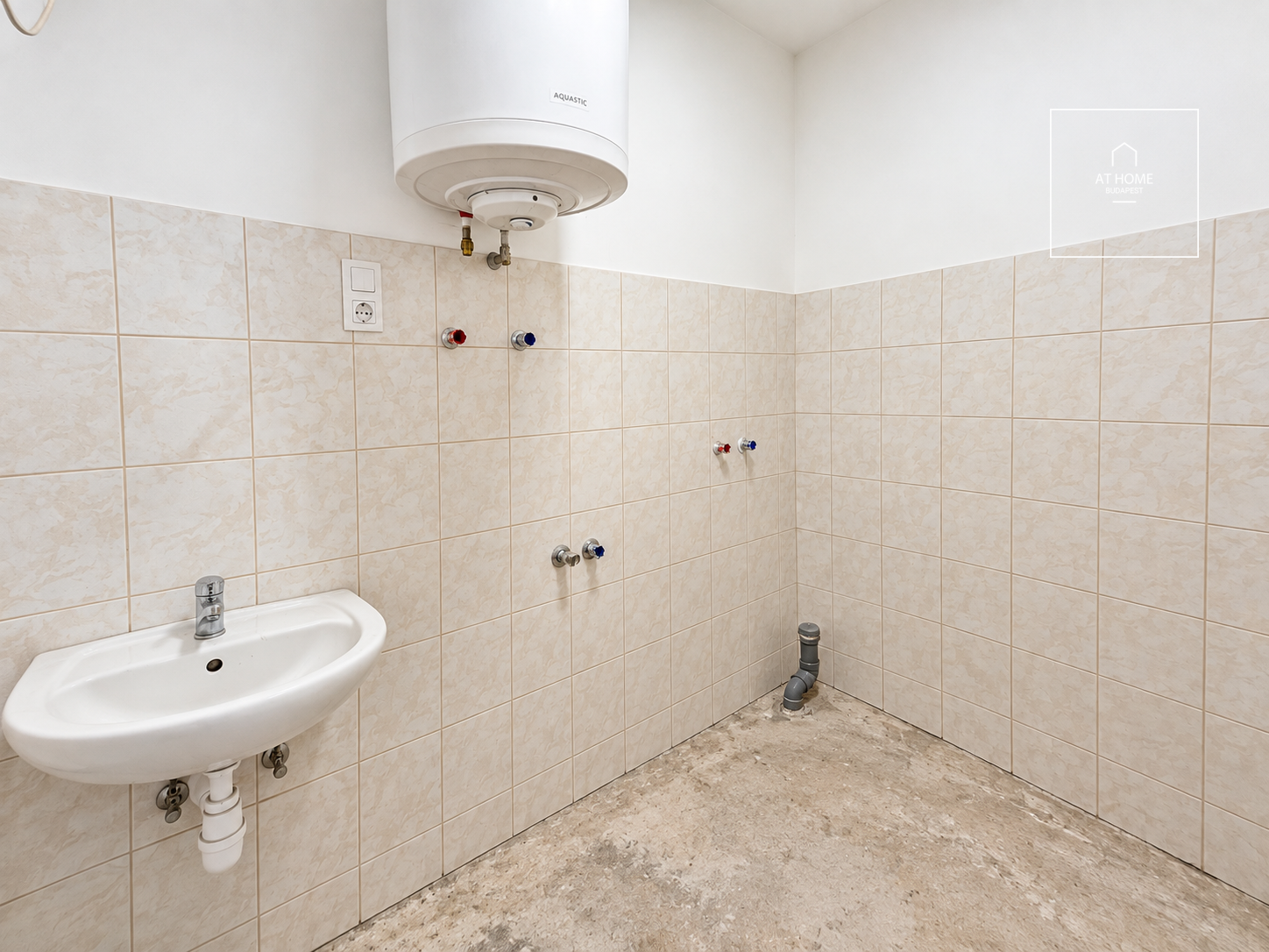 Bright Apartment for sale with Balcony for Renovation in Budapest’s Revitalising District IX