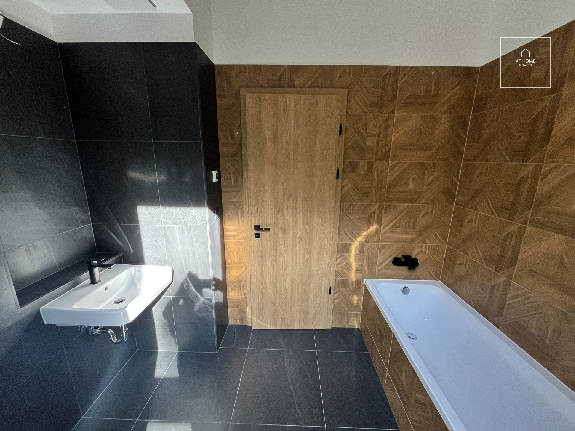 Newly built third-floor apartment with a balcony for rent  in District XII.