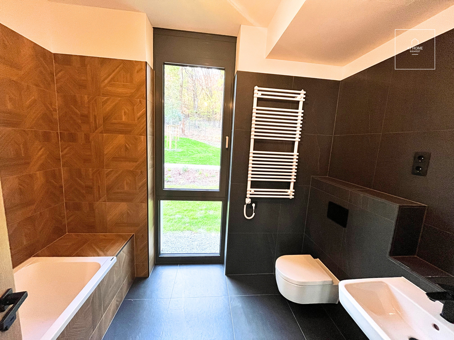 Newly built first-floor apartment with a balcony and garden access for rent in District XII