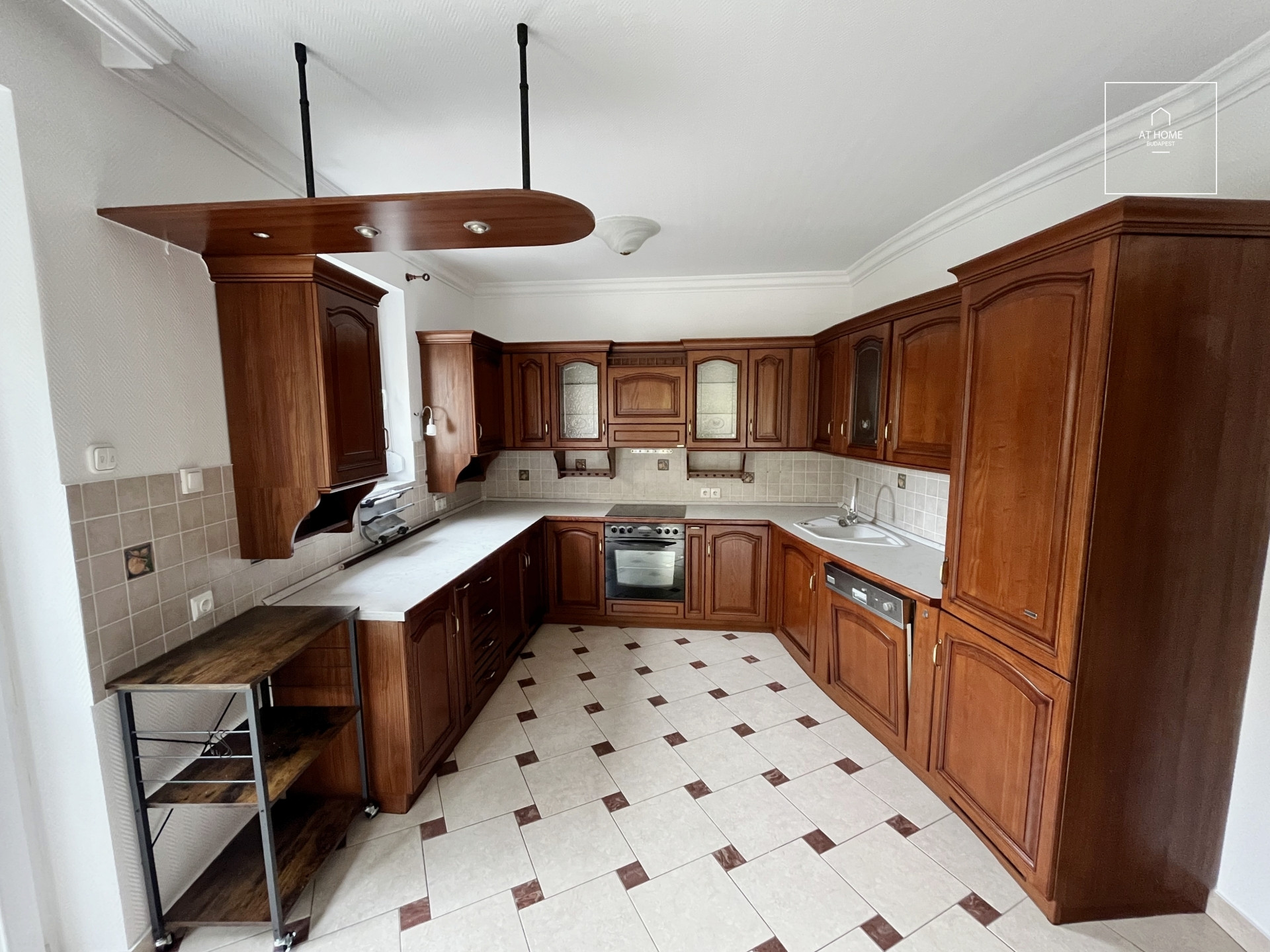 Spacious, Unfurnished Apartment with Garage in District XII