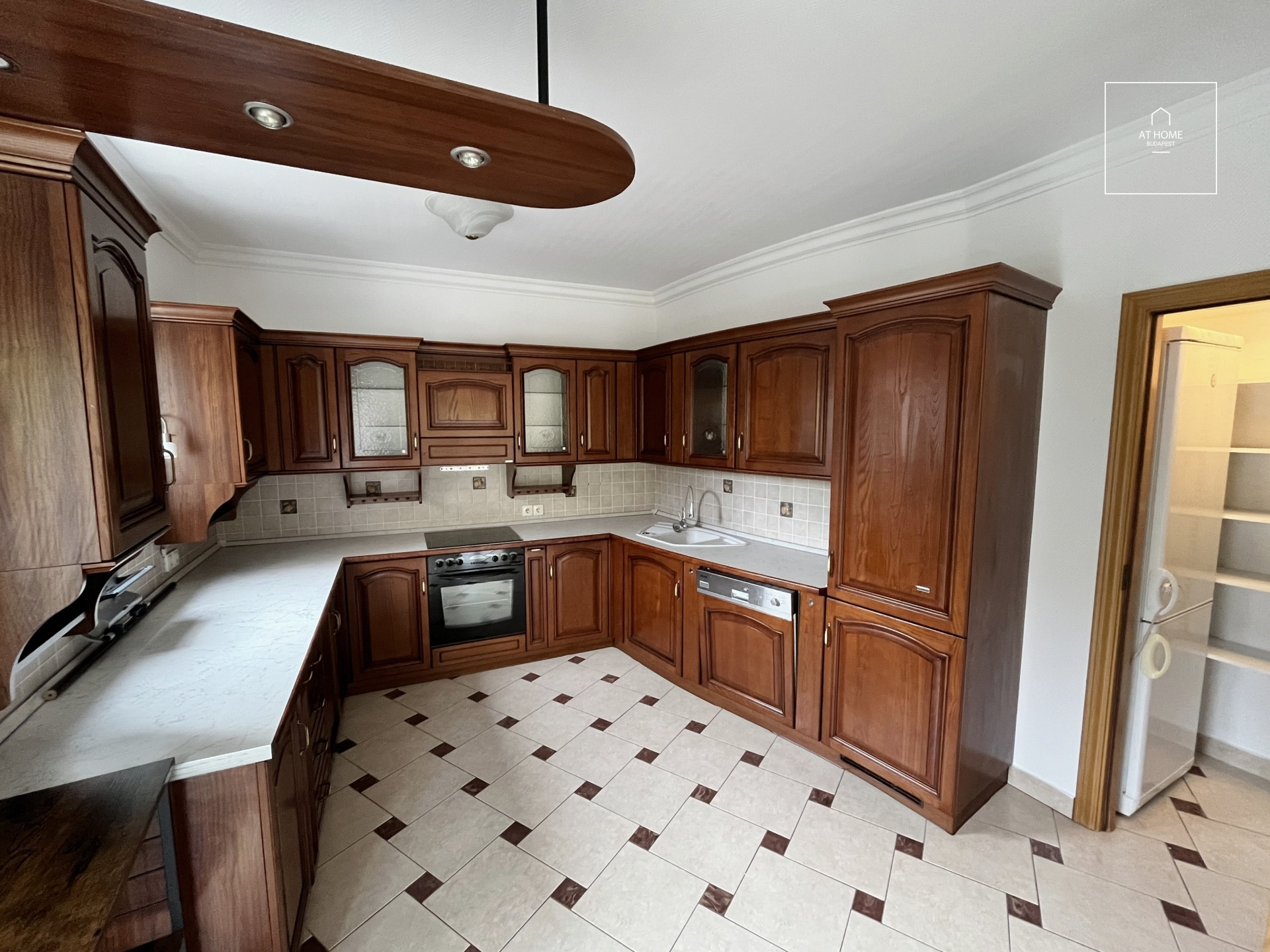 Spacious, Unfurnished Apartment with Garage in District XII