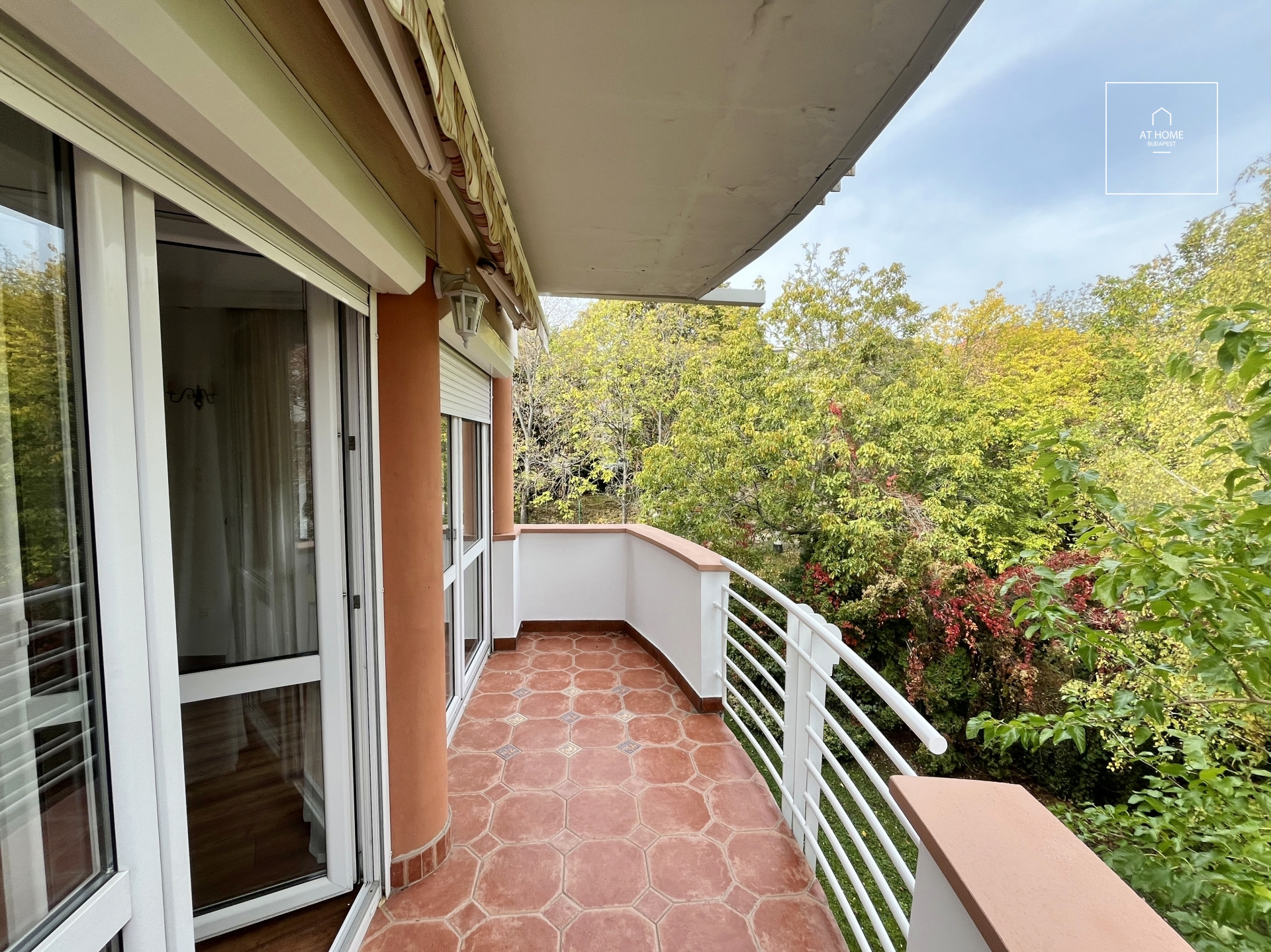 Spacious, Unfurnished Apartment with Garage in District XII