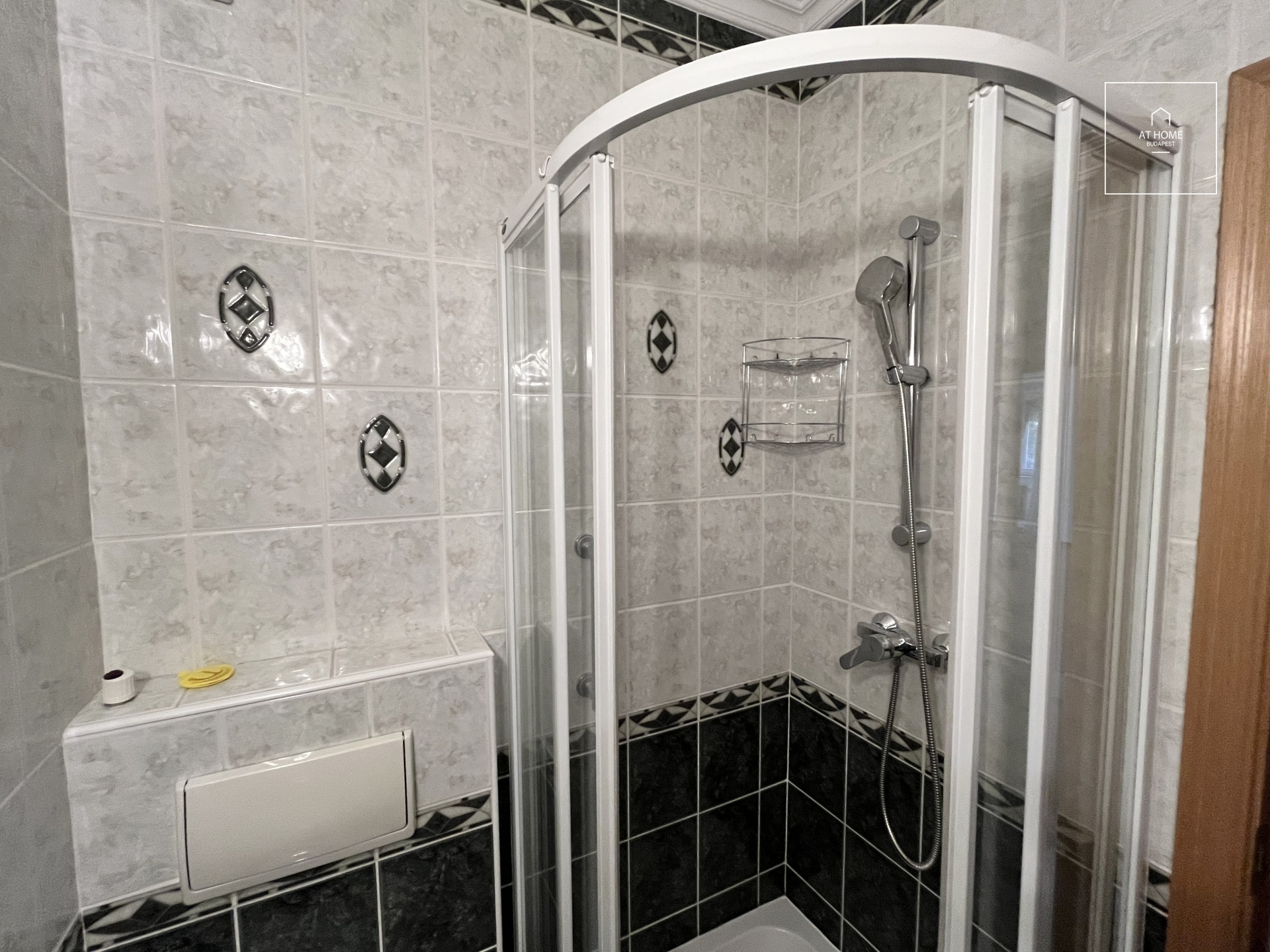 Spacious, Unfurnished Apartment with Garage in District XII