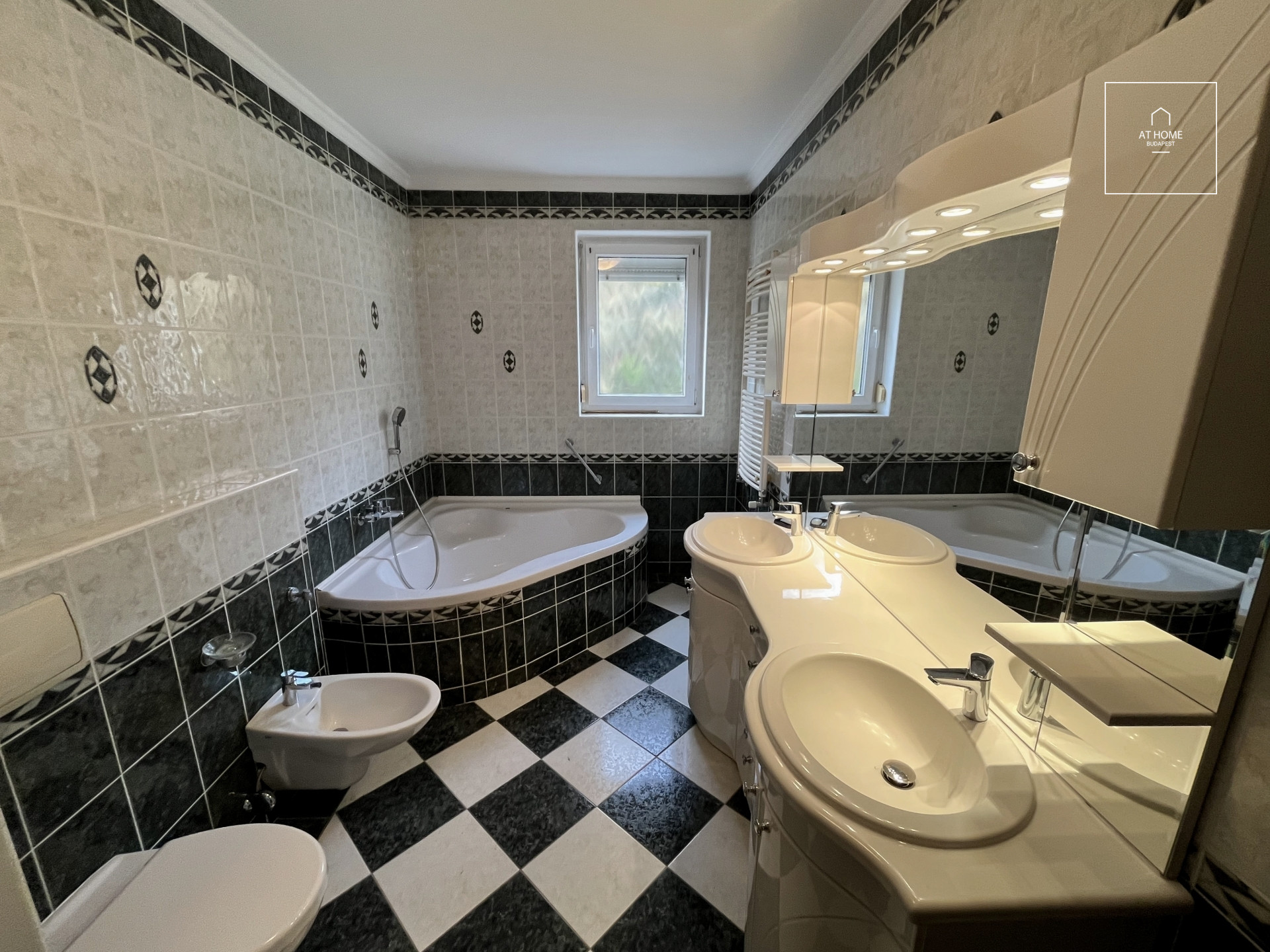 Spacious, Unfurnished Apartment with Garage in District XII