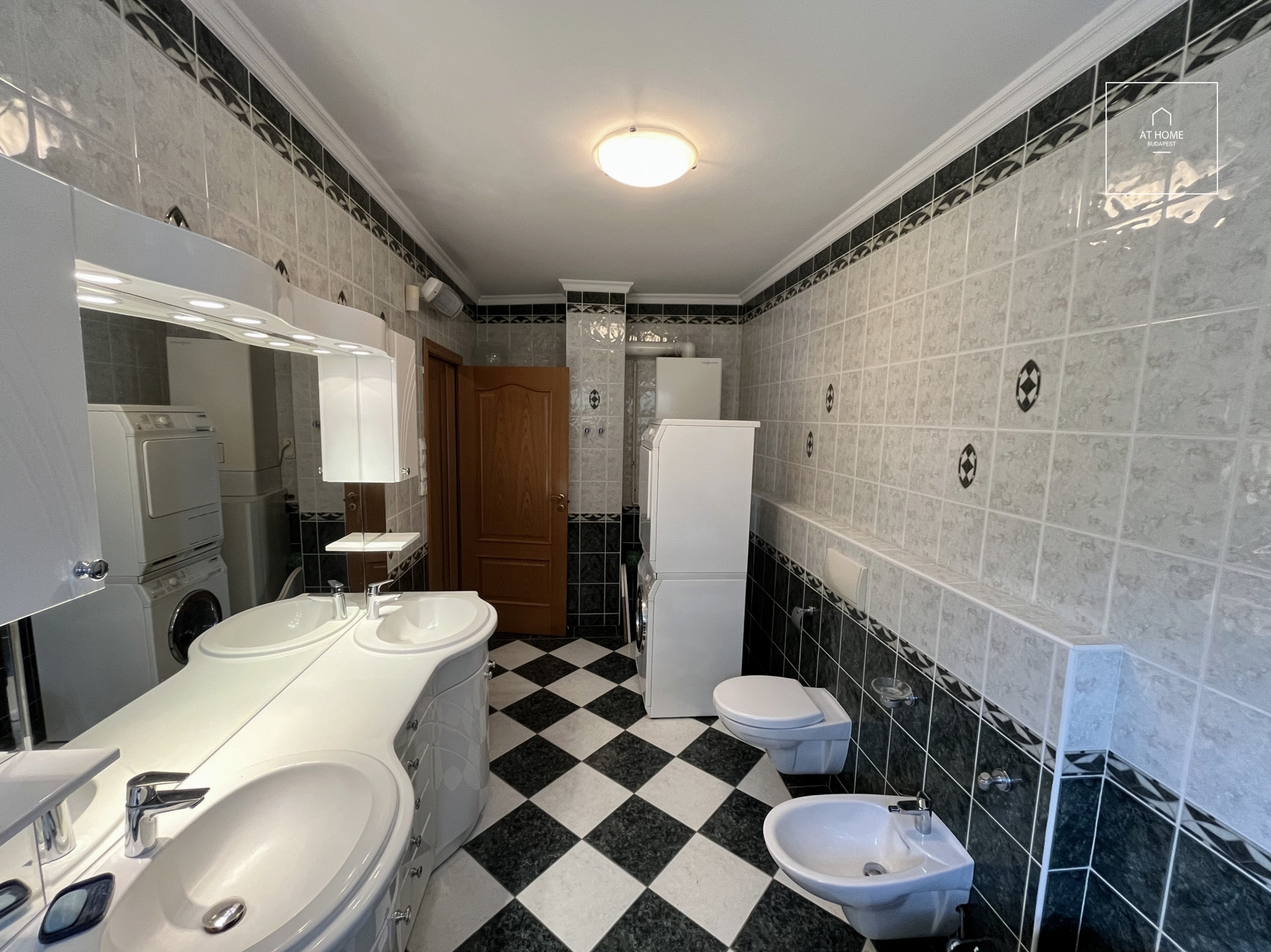 Spacious, Unfurnished Apartment with Garage in District XII