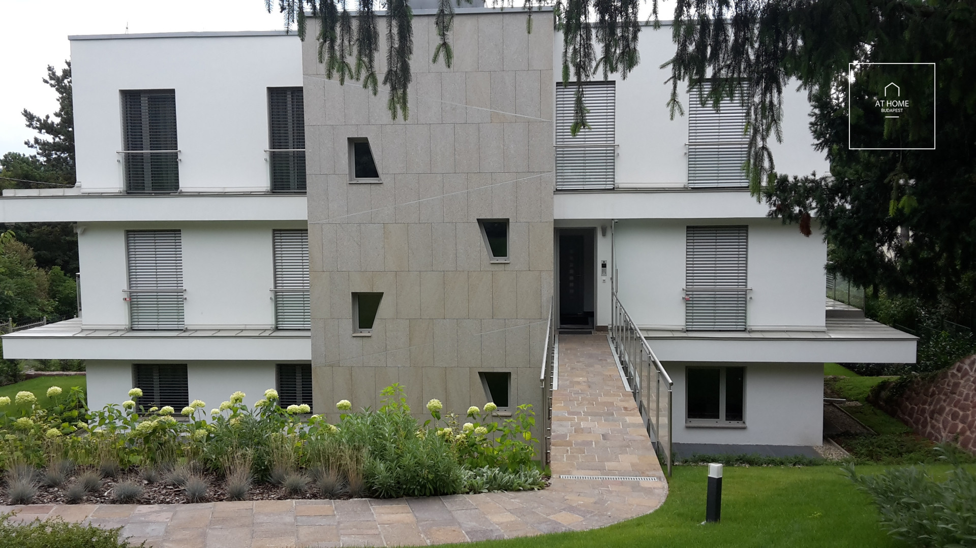 Spacious apartment with garden-connection for rent on Rosehill