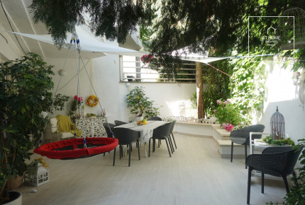 Separate semi-detached house with view and beautiful garden for sale in Budapest, district 12