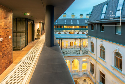 Exkluzív 350 nm duplex luxus lakás tetőterasszal Budapest elegáns neoreneszánsz palotájában a VI. kerületben