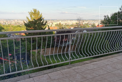 Three-story semi-detached house in the 11th district of Budapest